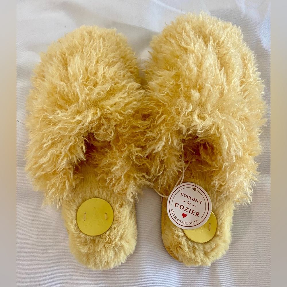 Anthropologie Couldn’t Be Cozier Woman’s Fluffy Slippers. NWT Size S